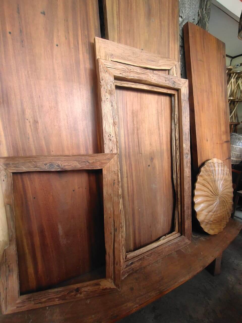 Bingkai cermin kayu alami dari kayu solid dengan kontur organik