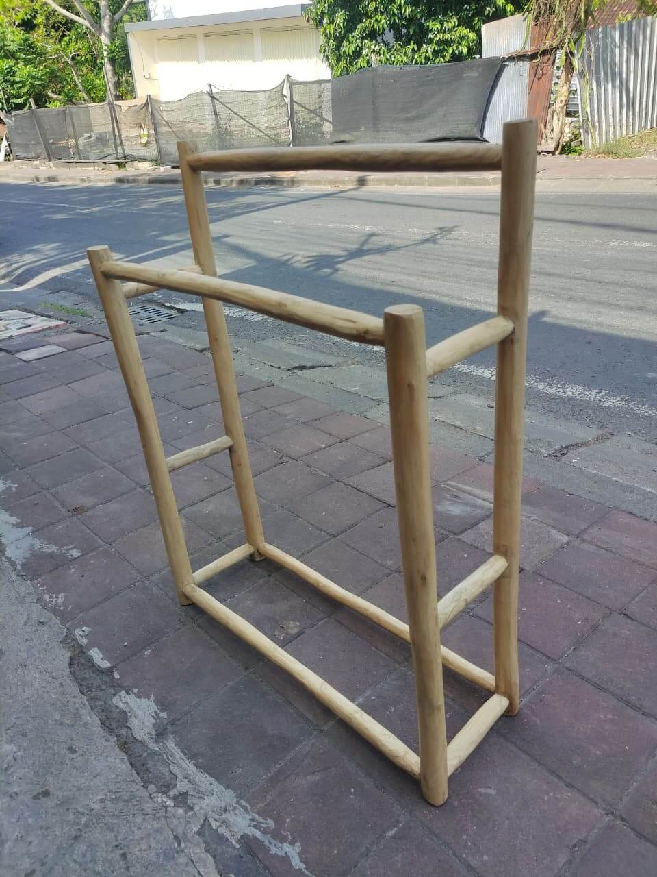 Jemuran handuk kayu 2 gantungan dengan desain minimalis