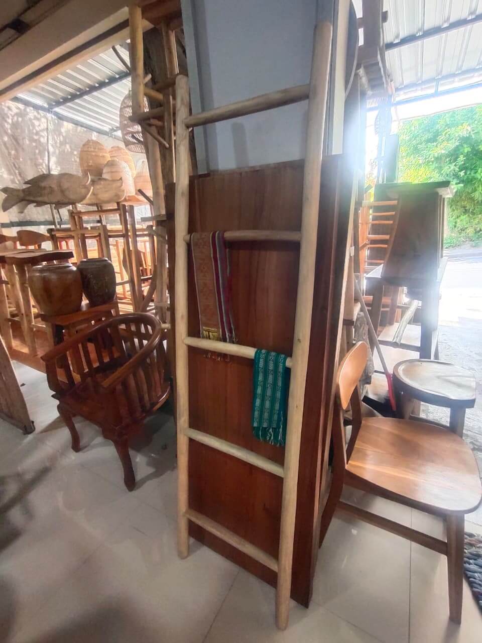 Jemuran handuk tangga kayu desain minimalis natural untuk kamar mandi