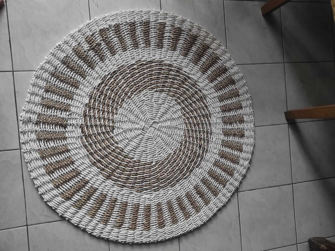 Karpet anyaman serat alami handmade berbentuk bulat motif etnik warna natural