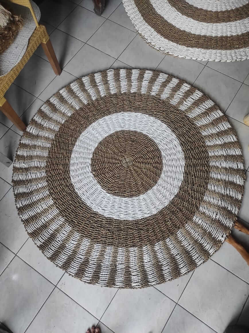 Karpet anyaman bulat serat alami motif lingkaran warna coklat dan putih handmade