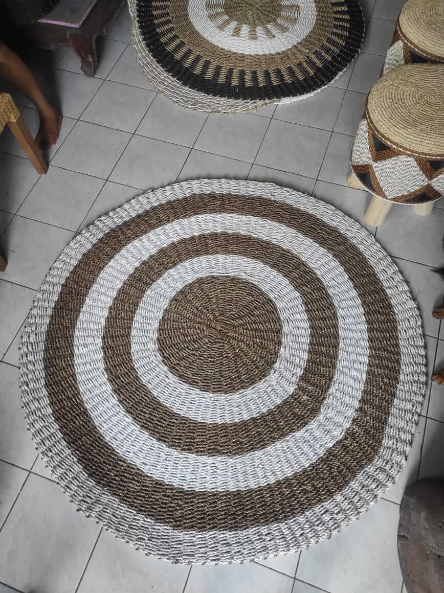 Karpet anyaman bulat serat alami motif lingkaran warna coklat dan putih handmade