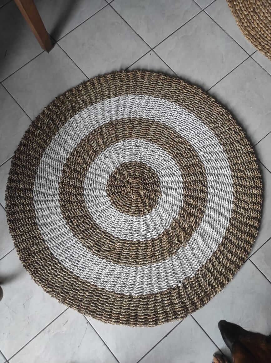 Karpet anyaman bulat serat alami motif lingkaran coklat dan putih handmade