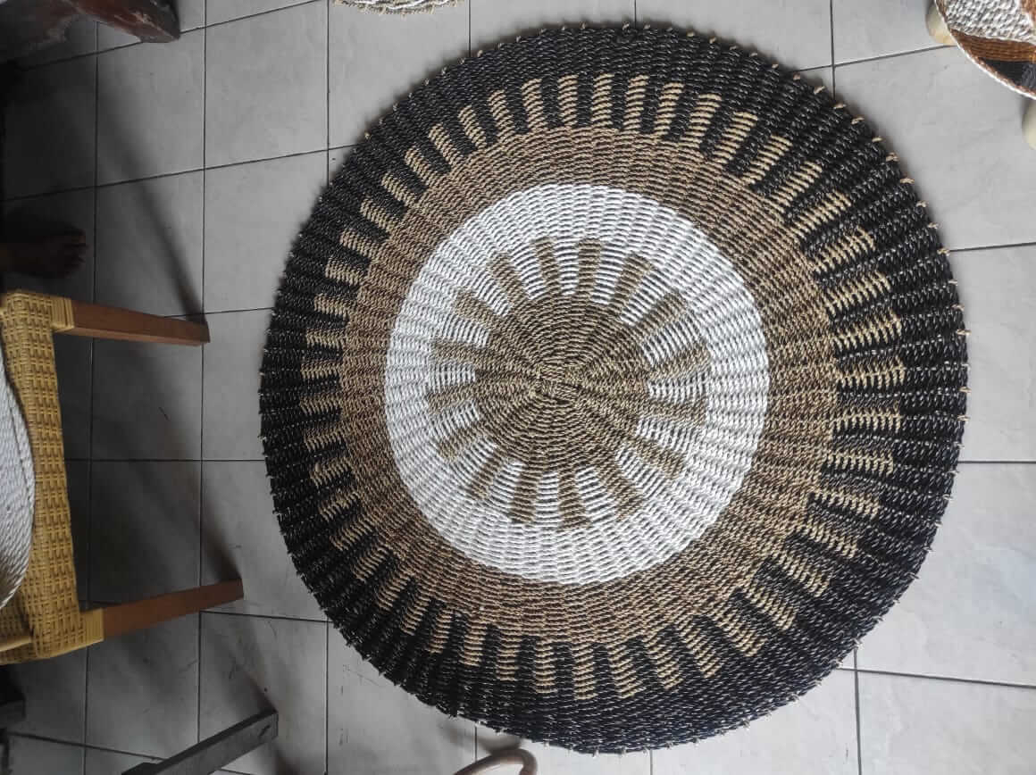 Karpet anyaman bulat serat alami motif geometris warna hitam cokelat dan putih handmade