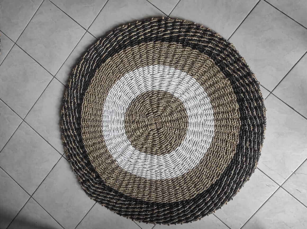 Karpet anyaman bulat serat alami warna netral cokelat putih dan hitam handmade