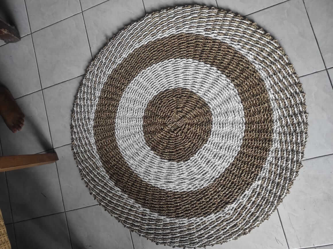 Karpet anyaman bulat serat alami warna cokelat dan putih handmade