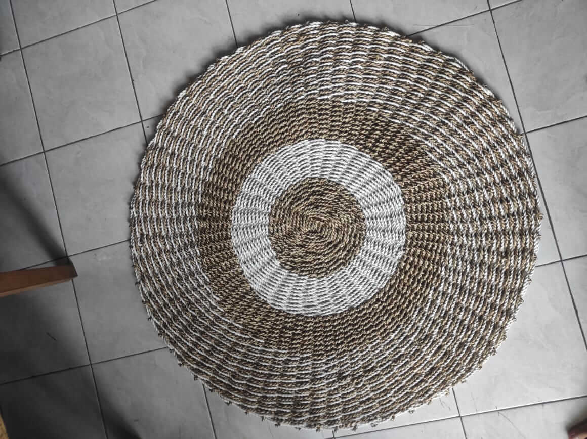 Karpet rotan bundar motif lingkaran warna cokelat putih dari serat alami