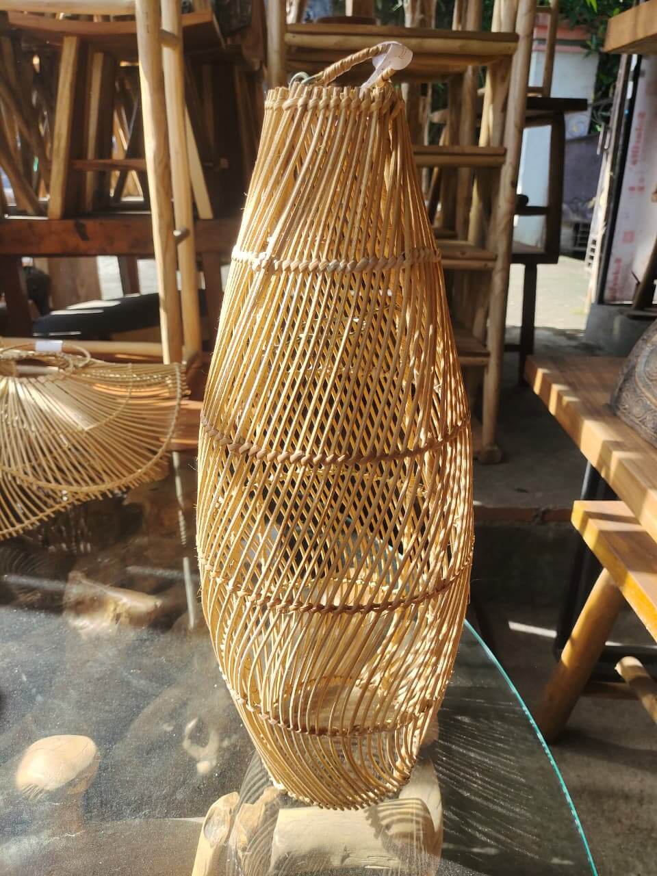 Keranjang Lampu Rotan B dengan desain spiral, menampilkan anyaman alami dan estetika tradisional.