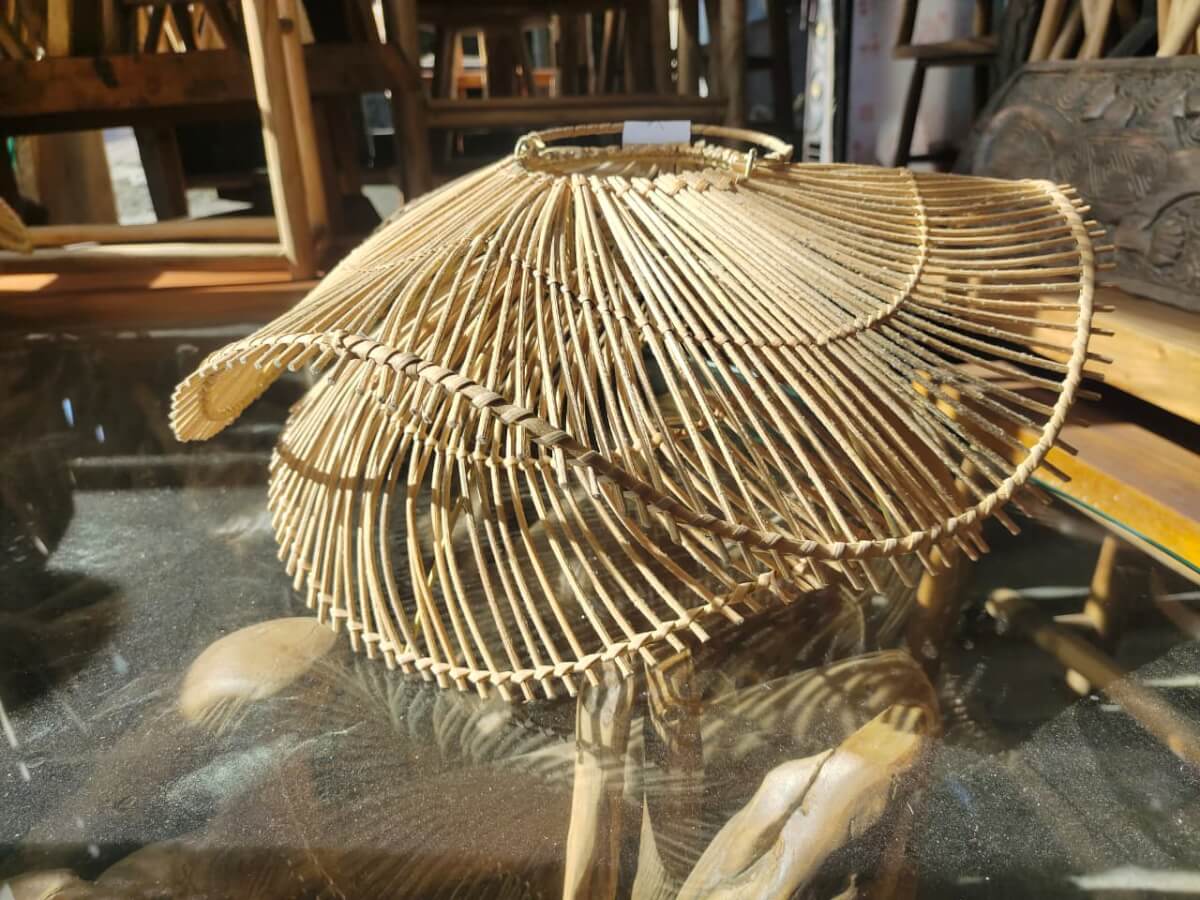 Kerajinan lampu bambu dengan desain spiral artistik dan menampilkan anyaman melengkung yang rumit.