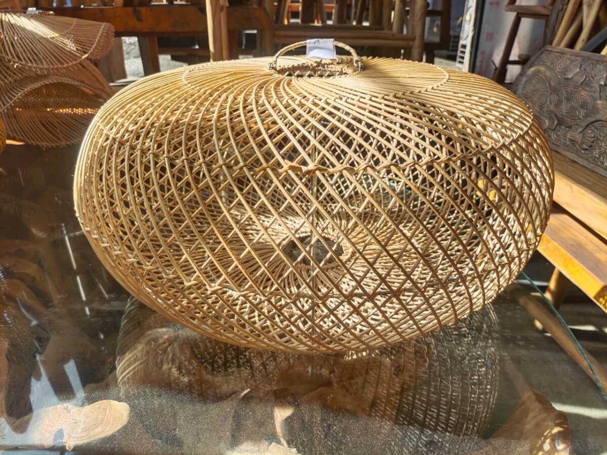 Lamp Basket E adalah lampu rotan berbentuk kubah besar dengan pegangan kecil di bagian atas