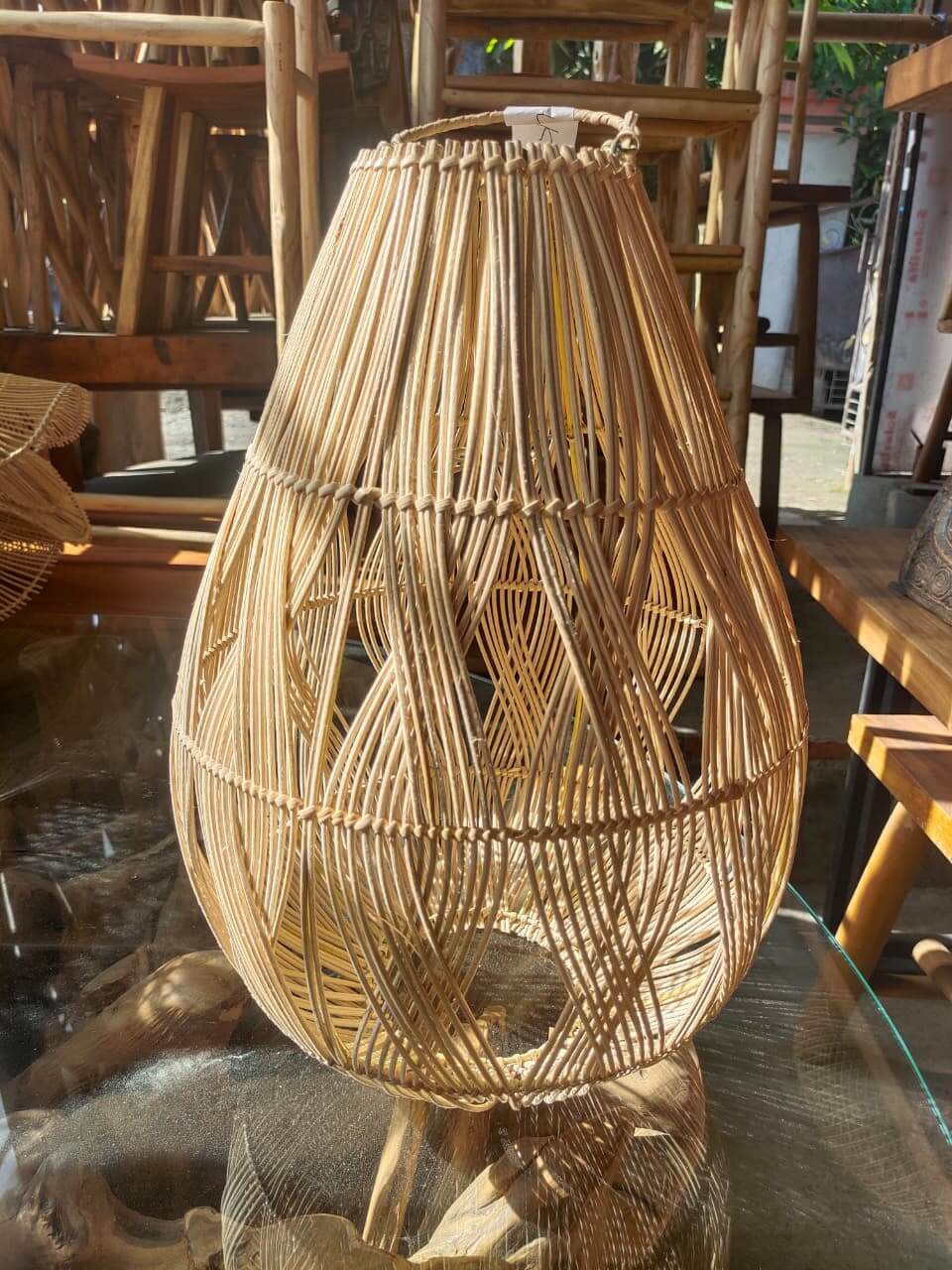 Rotan handmade berbentuk tetesan air dengan pola anyaman artistik.