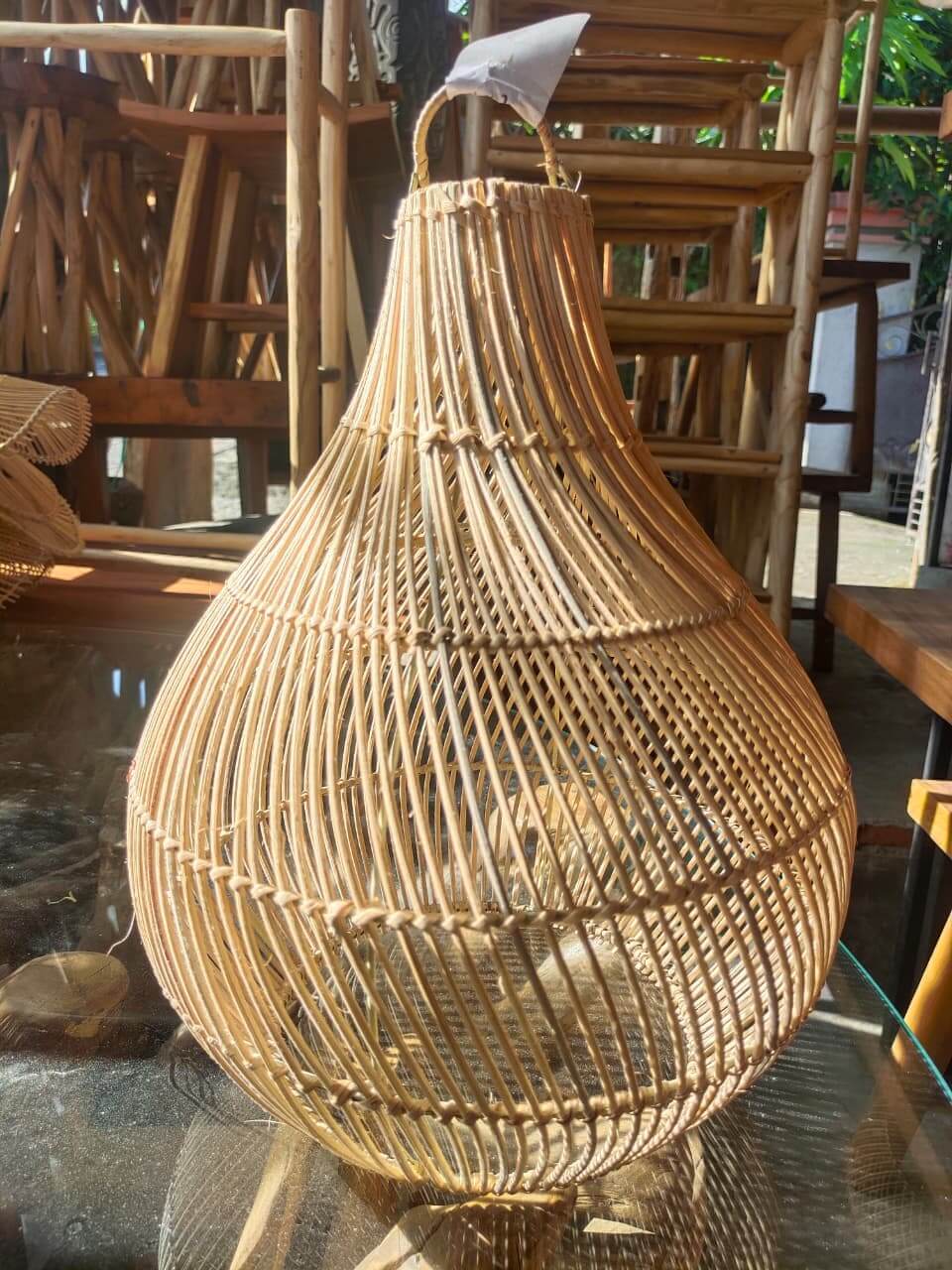 Lampshade rotan handmade berbentuk tetesan air dengan desain natural dan anyaman halus