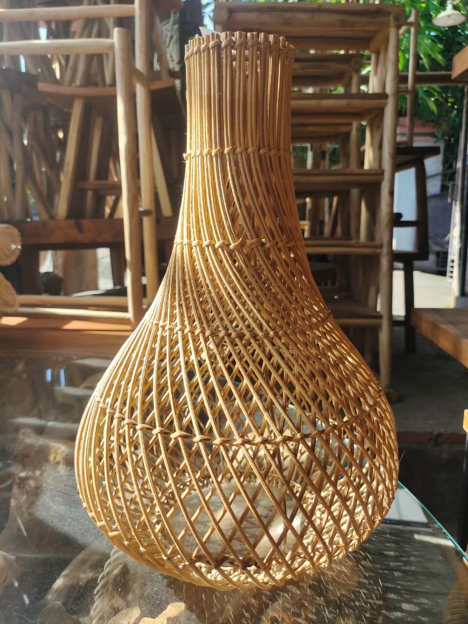 Vas rotan handmade dari rotan alami dengan anyaman diagonal dan vertikal artistik