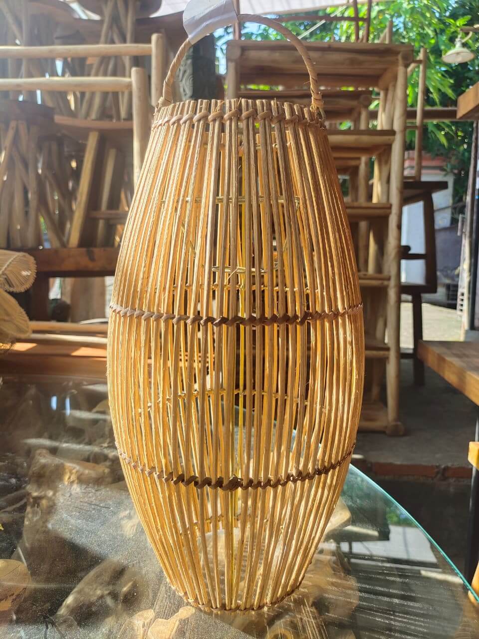 Lentera rotan handmade berbentuk silinder dengan anyaman vertikal dan horizontal alami