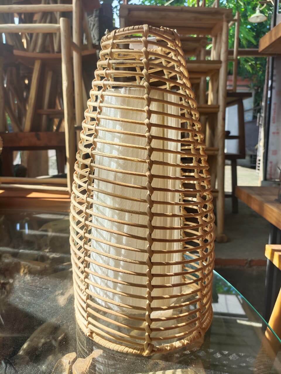 Lampu rotan handmade silinder dengan desain sangkar dan diffuser kain putih