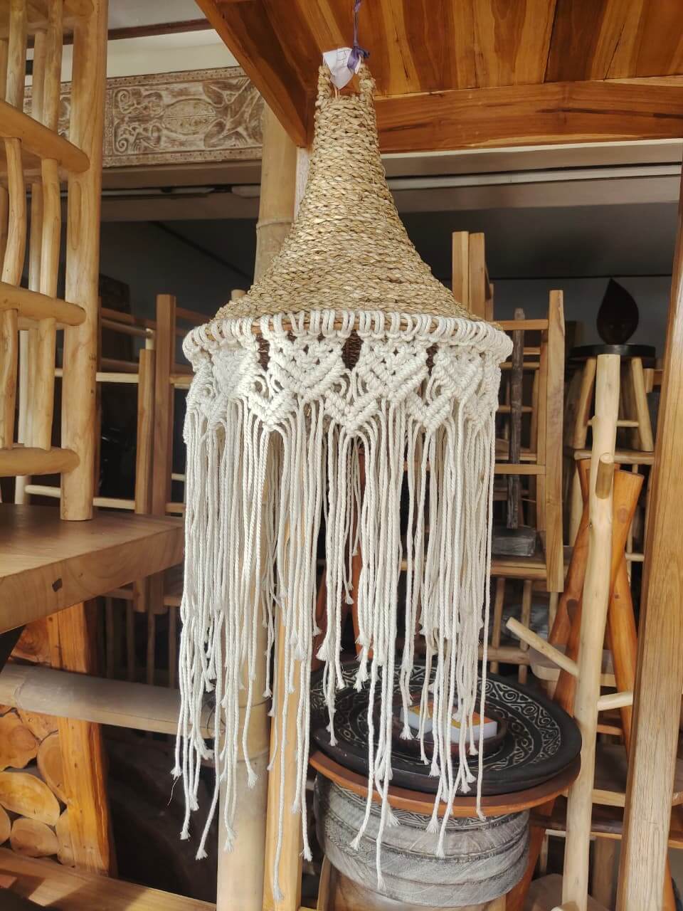 Gantung lampu handmade anyaman serat alami dengan macramé putih dan jumbai panjang