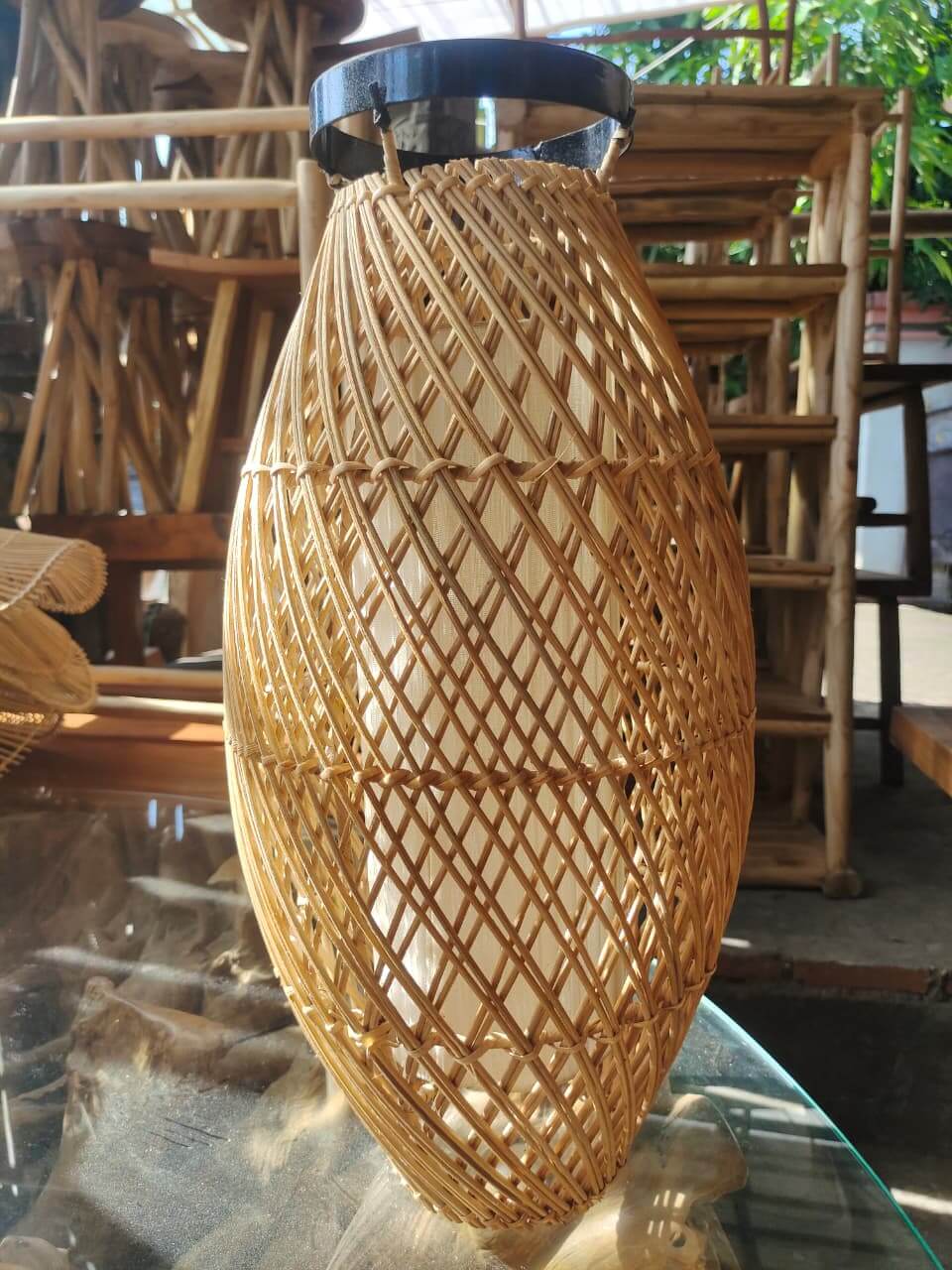 Lampu gantung rotan dengan anyaman silang artistik, diffuser putih, dan bingkai hitam modern
