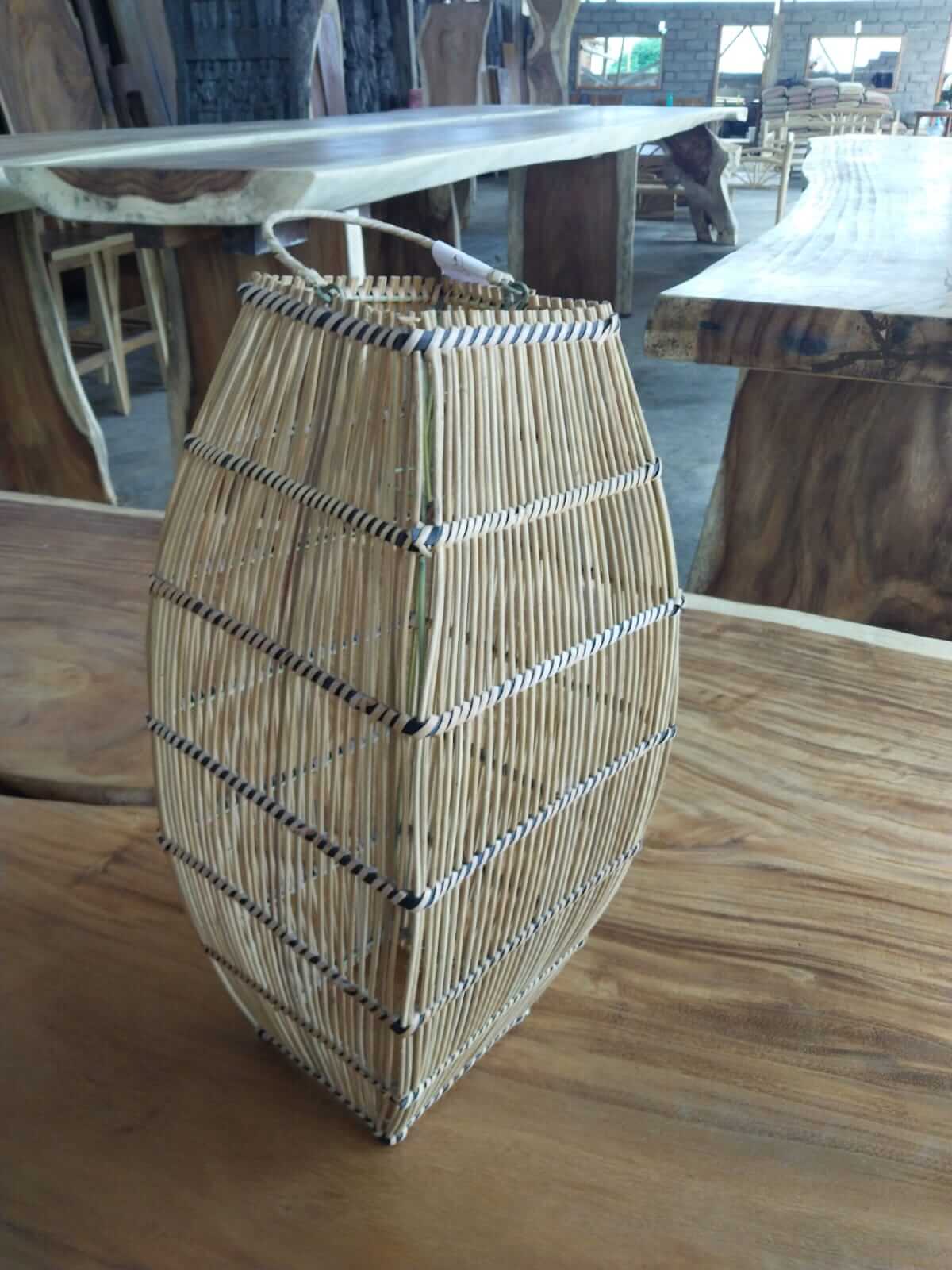 Kap lampu rotan geometris handmade dengan anyaman vertikal dan aksen hitam putih