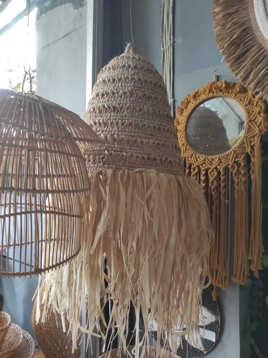 Kap lampu rotan handmade berbentuk kubah dengan rumbai jerami panjang