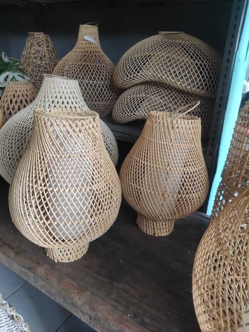 Kap lampu rotan handmade berbentuk teardrop dengan anyaman artistik alami