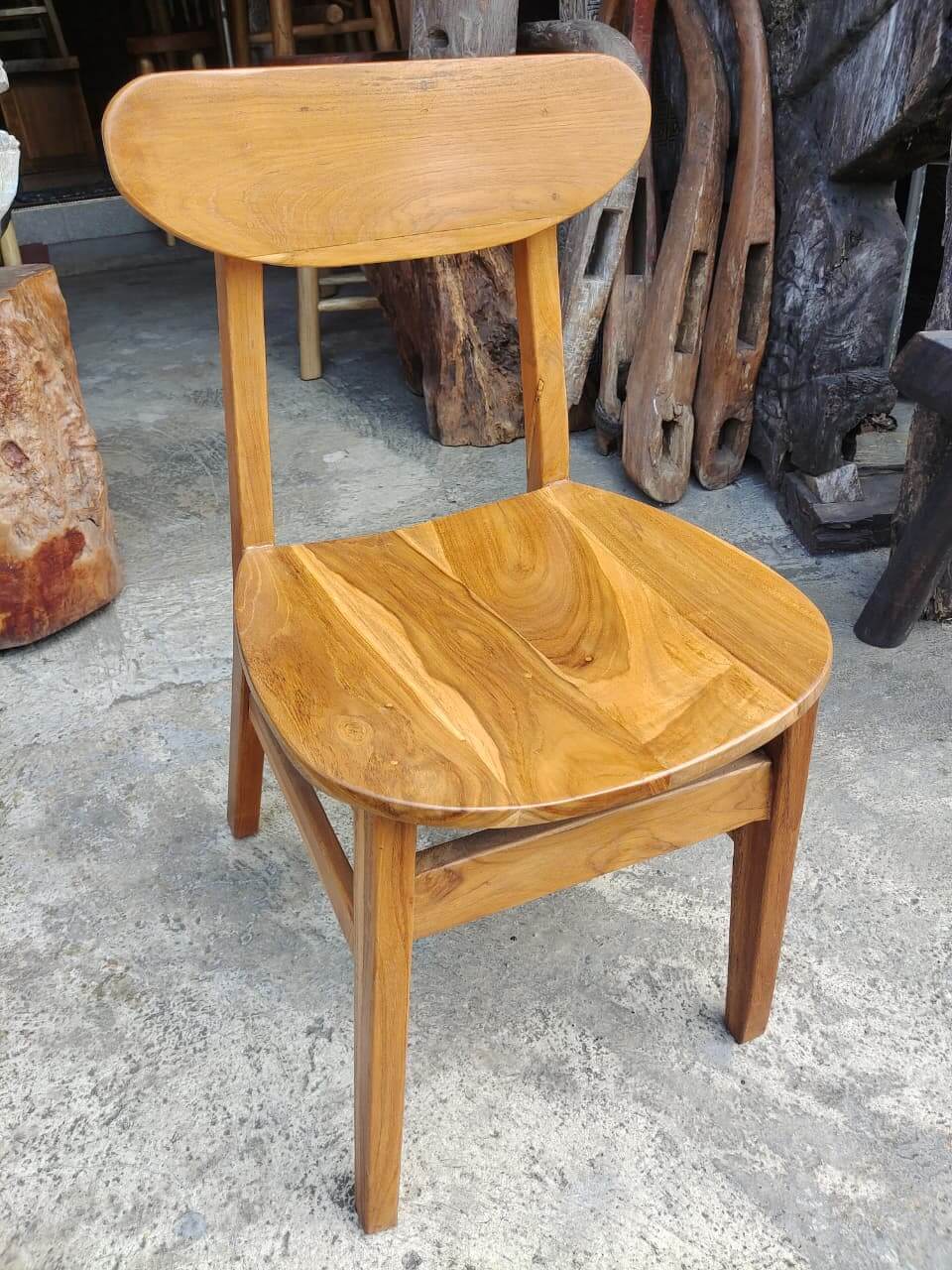 Kursi B kayu solid dengan dudukan melengkung dan sandaran lebar bertekstur serat kayu alami.