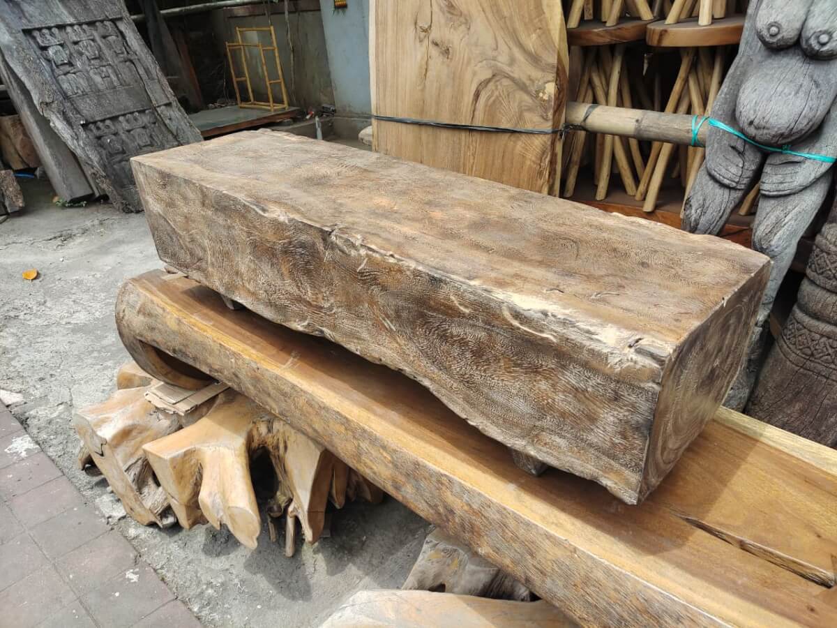 Kursi balok dari kayu solid dengan tekstur serat kayu alami yang sangat tebal.