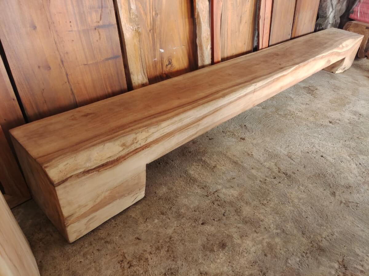 Kursi balok panjang dari kayu solid dengan tekstur serat kayu alami yang tebal.