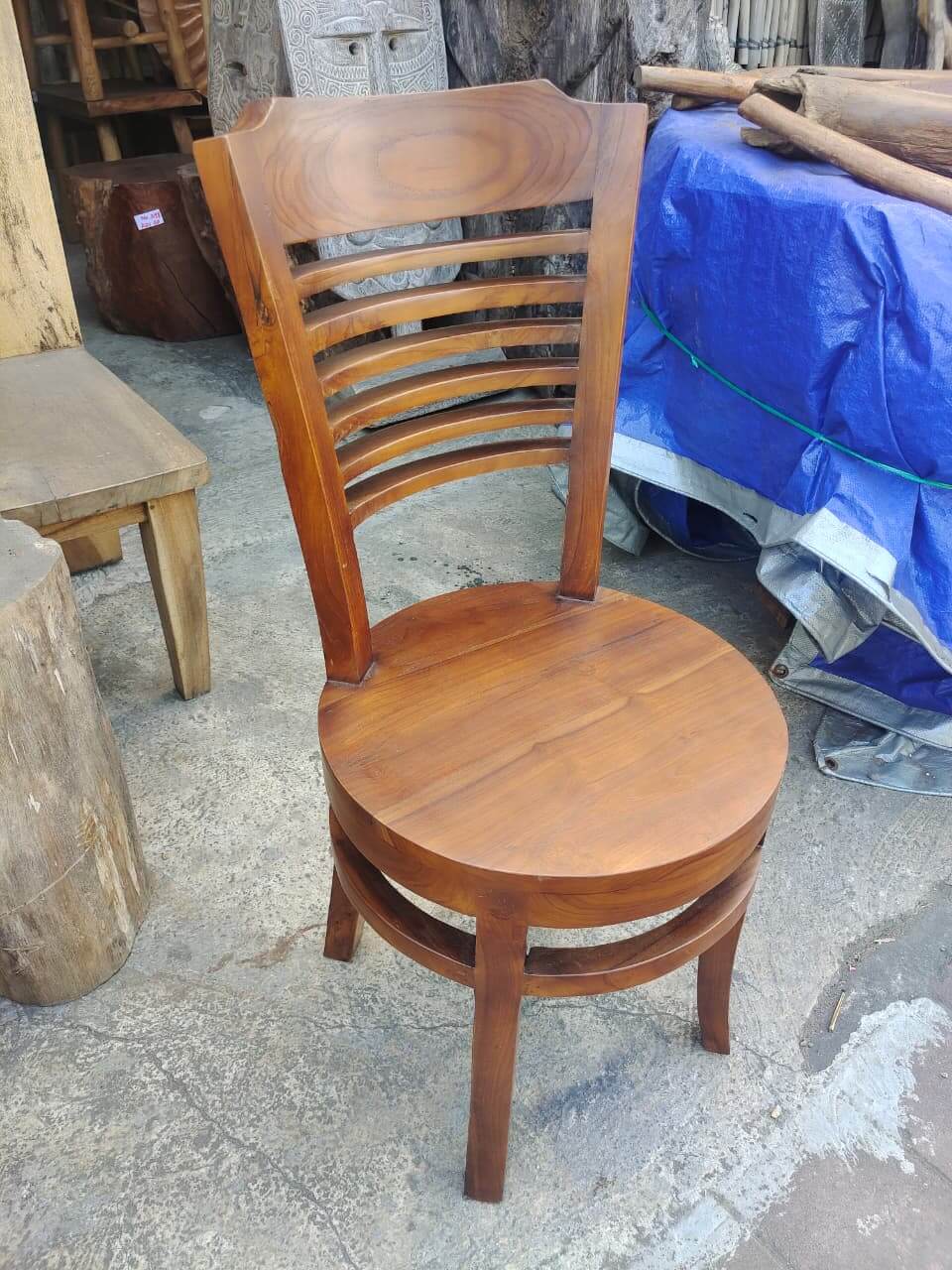 Kursi D kayu solid dengan dudukan bulat dan sandaran punggung model jari-jari horizontal.