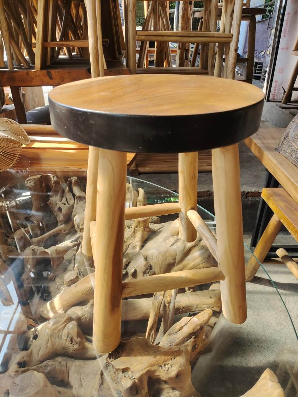 Kursi kaki 4 kayu solid dengan dudukan bulat dan tekstur kayu natural yang halus.