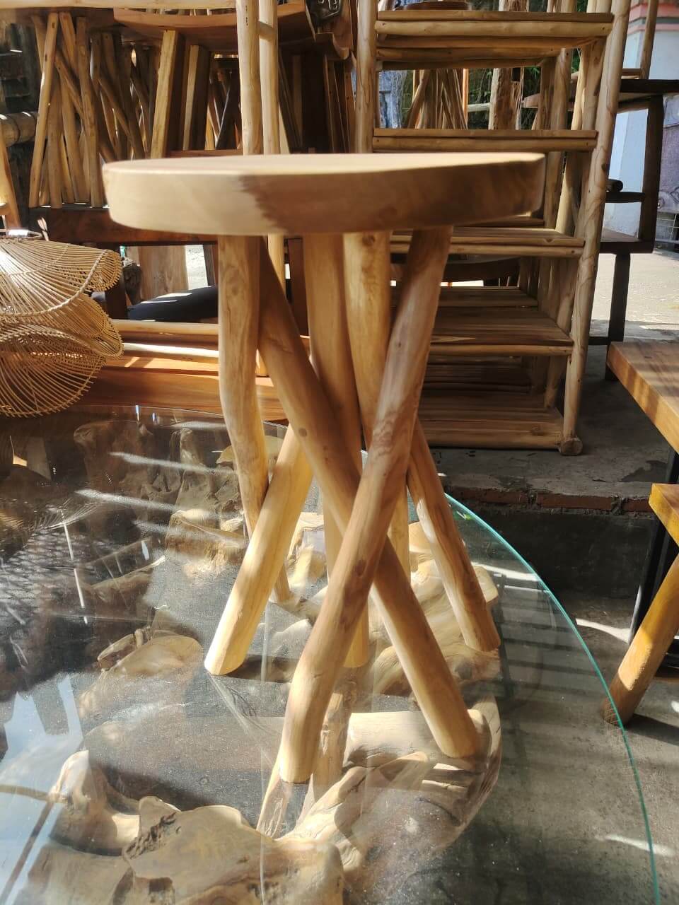 Kursi kaki 9 kayu solid dengan desain kaki menyilang artistik dan dudukan bulat.