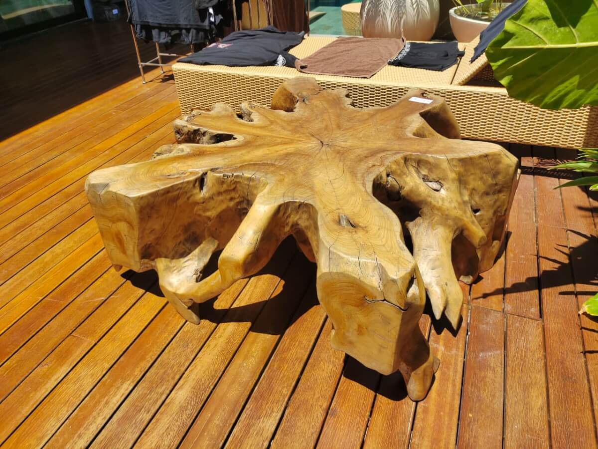 Meja tamu eksklusif dari potongan akar kayu solid alami dengan tekstur serat yang eksotis.