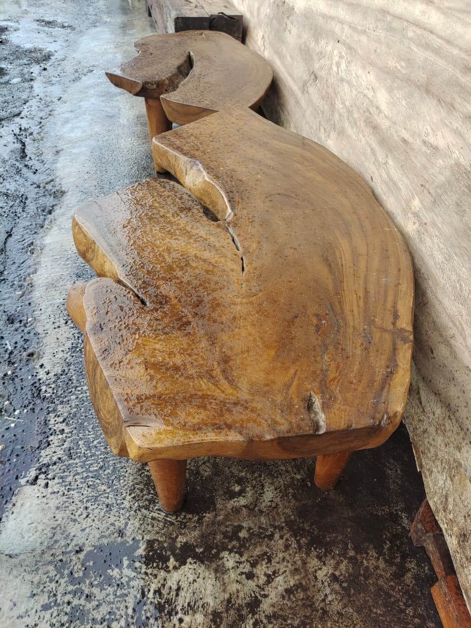 Meja tamu kayu solid masif dengan bentuk tepi alami (live edge) dan serat kayu yang eksotis.