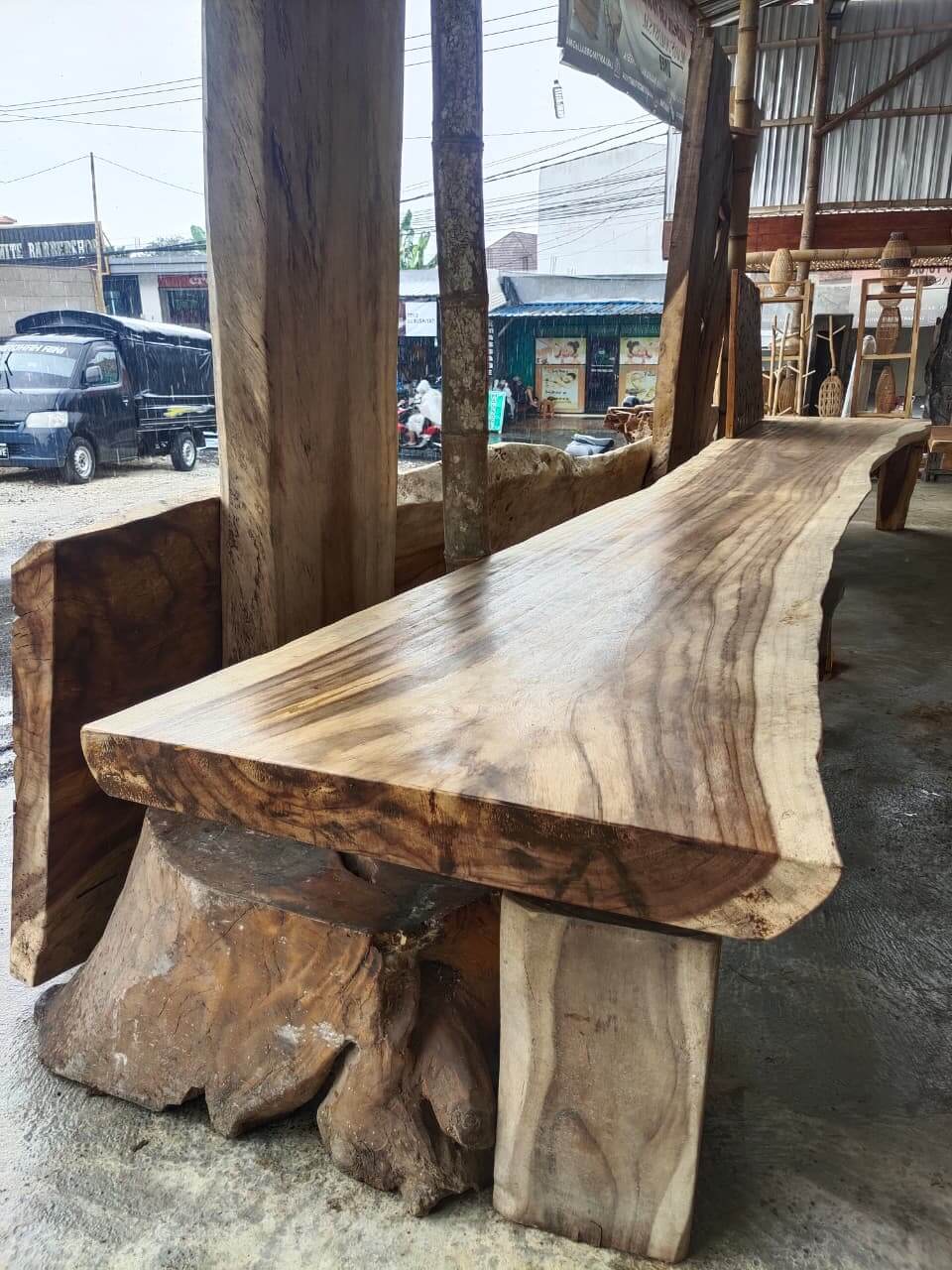 Meja bar kayu solid masif sepanjang 8 meter dengan serat kayu eksotis dan tepi alami