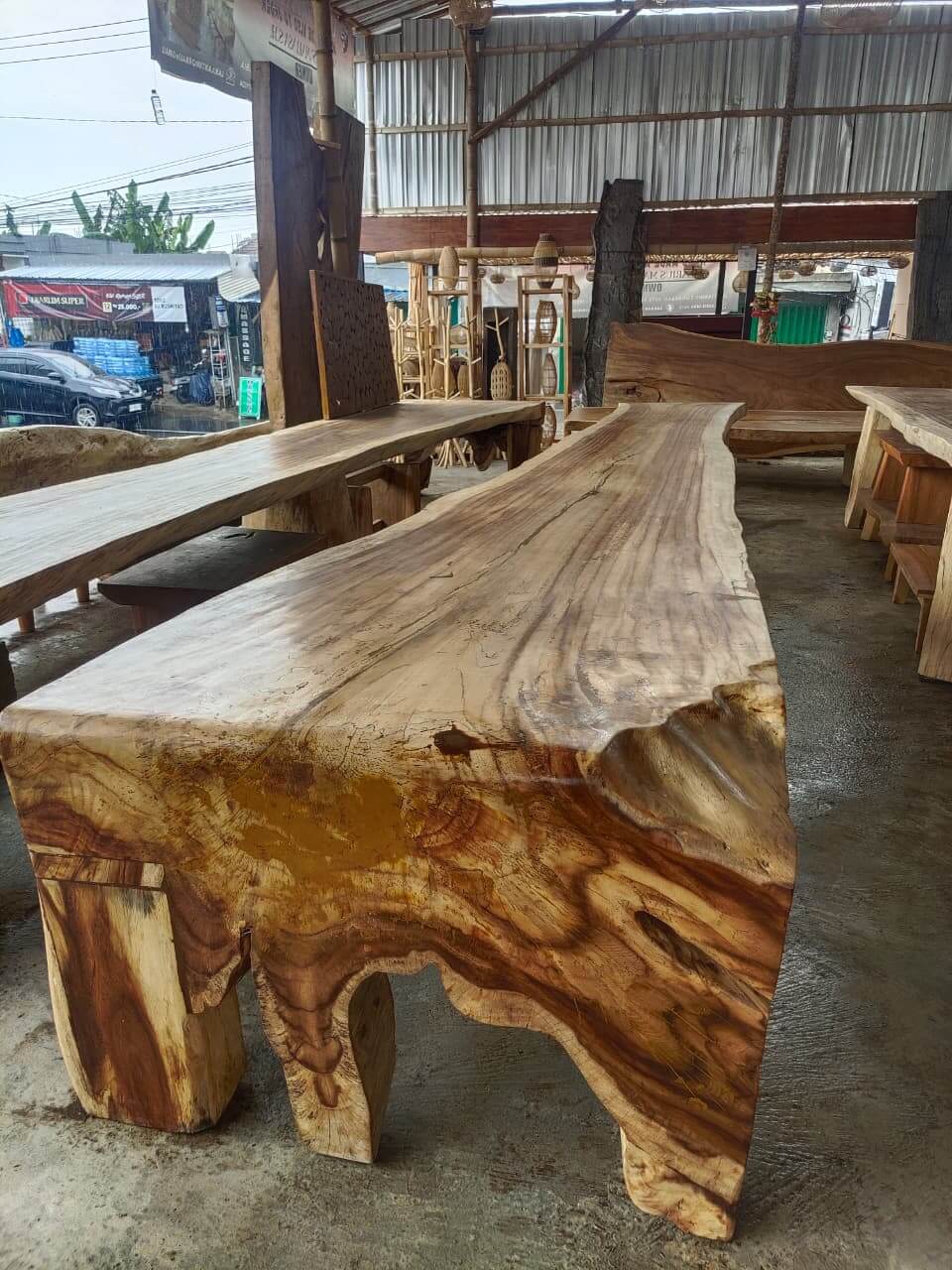 Meja bar kayu solid masif sepanjang 8 meter dengan tepi alami live edge.