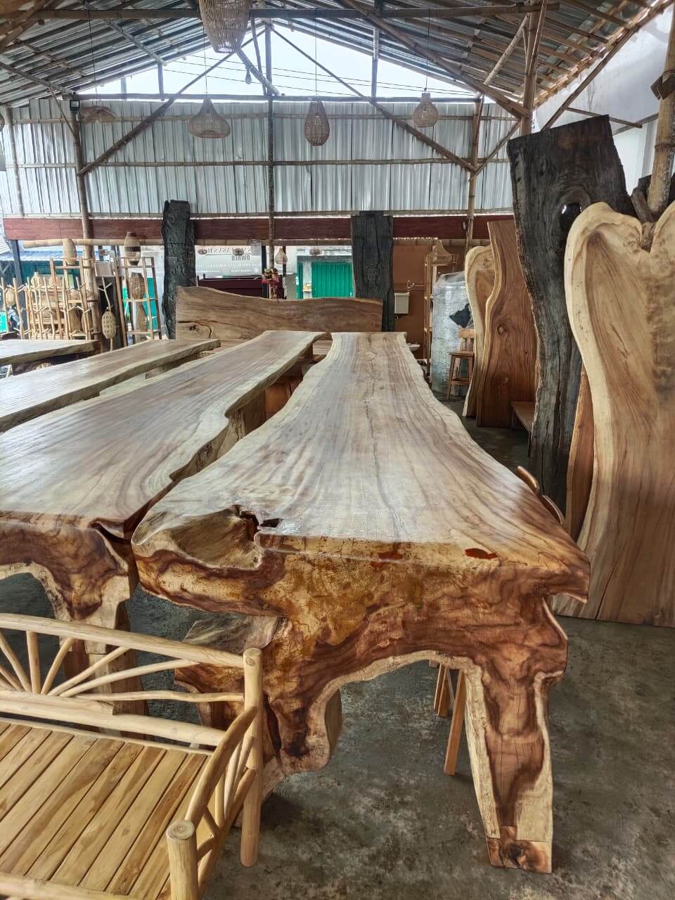 Meja bar kayu solid masif sepanjang 8 meter dengan serat kayu natural yang artistik dan tepi alami.