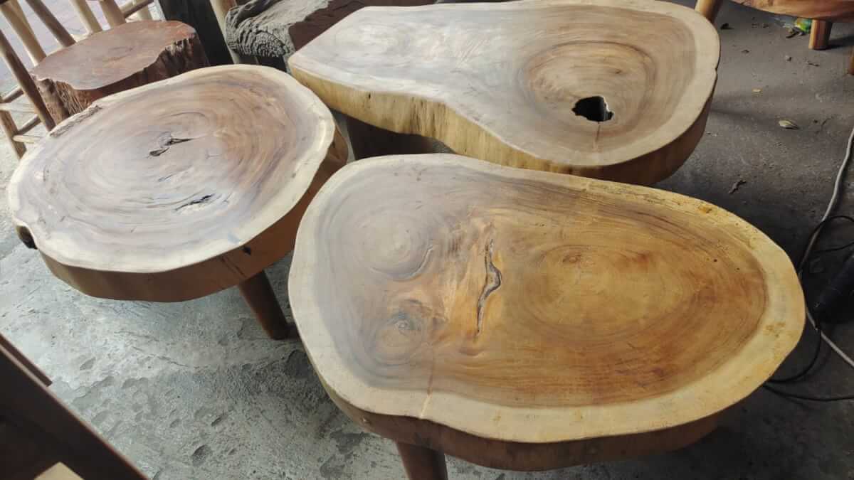 Set meja kopi alami dari potongan kayu solid melintang dengan serat kayu yang artistik.