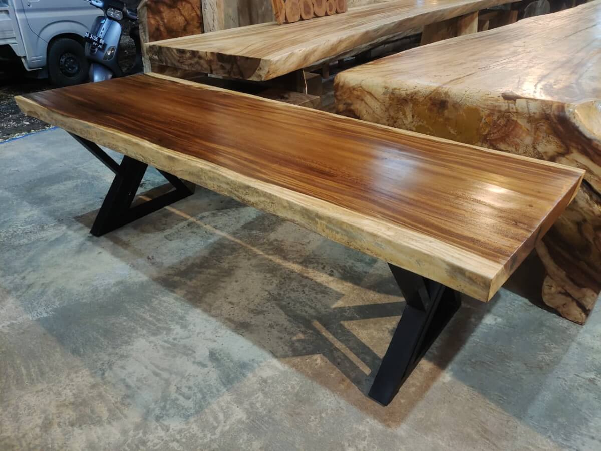 Meja makan kayu solid dengan tepi alami dan kaki besi hitam berbentuk X