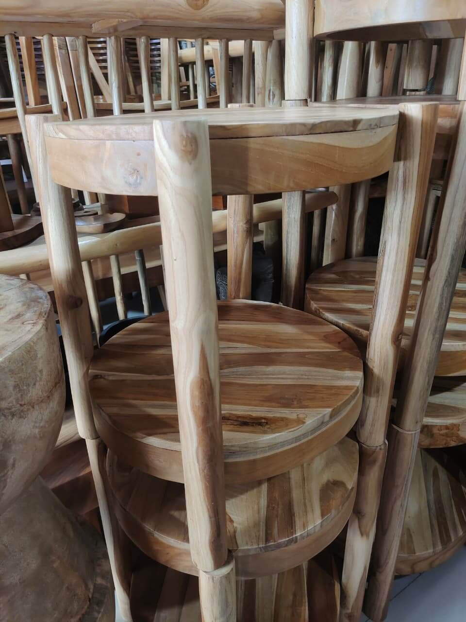 Rak hias kayu natural dari kayu solid dengan desain minimalis dan estetik