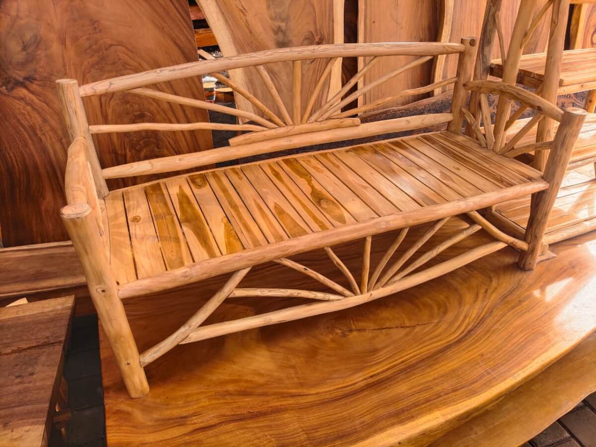 Sofa B kayu solid dengan desain sandaran pola radial menyerupai sinar matahari