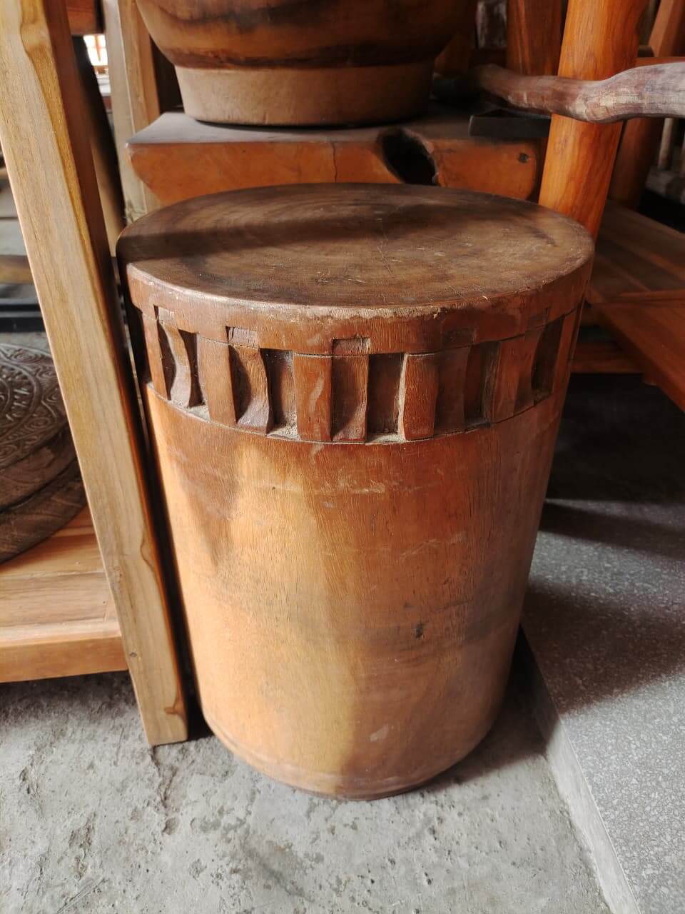 Stool B bangku kayu solid dengan desain rustic dan serat kayu alami