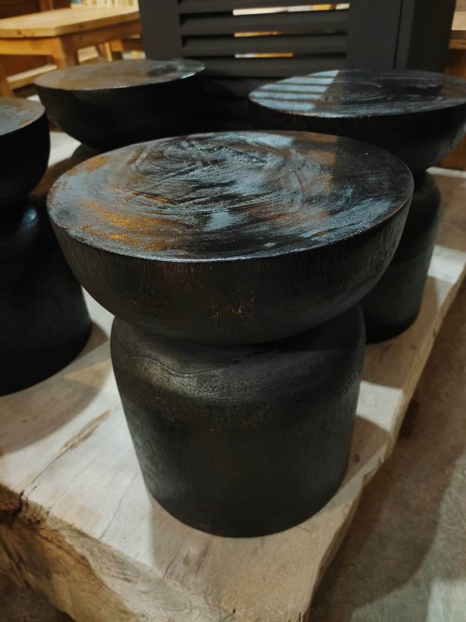 Bangku kayu solid Stool C warna hitam minimalis untuk kafe dan interior modern