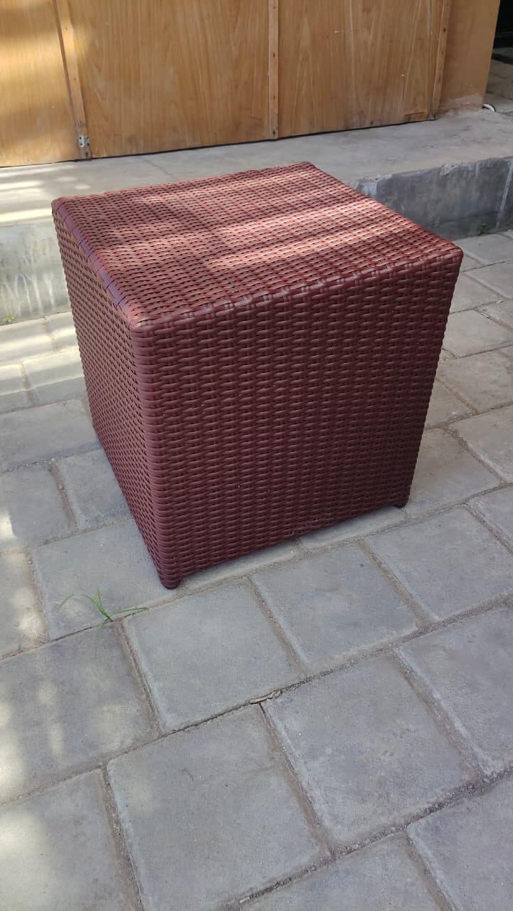 Stool anyaman kotak outdoor dari bahan sintetis tahan cuaca