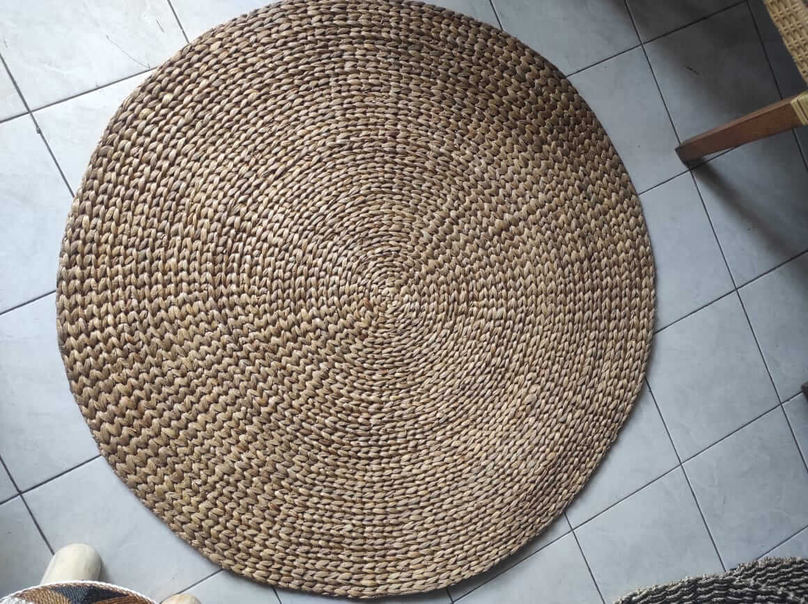 Spiral woven round carpet from natural straw and jute fibers